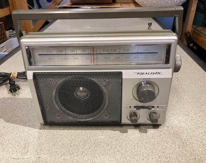 Realistic Portable am/fm Radio  Model No. 12-625. Tested & Works.