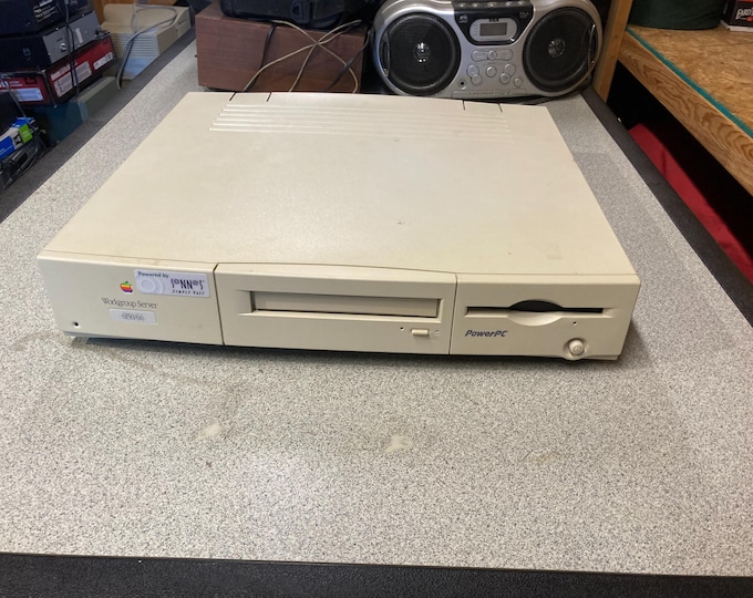Apple Workgroup Server 6150/66. Powers On.