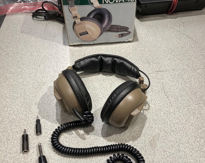 Realistic Nova 40 Stereo Headphones. Cat.No. 33-993a