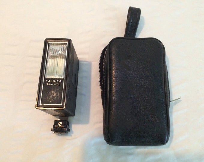 Yashica Pro-50DX Camera Flash With Power Cord.
