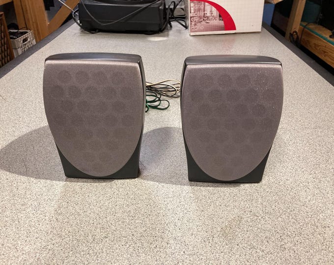 Set of 2 Small Speakers.