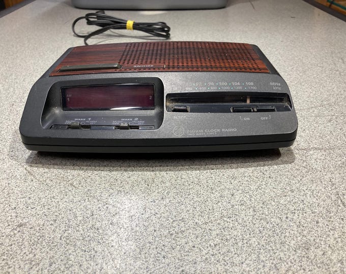 GE fm/am Clock Radio (Two Wake Times)  Model No. 7-4621A. Tested & Works.