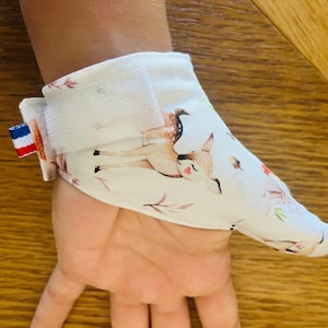 Thumb cover, anti-suction glove, helps them stop sucking their thumb, left- and right-handed, adjustable closure
