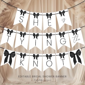 Puede incluir: Una pancarta de despedida de soltera blanca con lazos negros y el texto "SHE is TYING the KNOT".