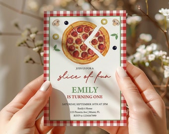 Könnte beinhalten: Eine Einladung zum Thema Pizza mit einem rot-weiß karierten Rand. Die Einladung zeigt eine Aquarellillustration einer Peperoni-Pizza mit einem herausgeschnittenen Stück. Der Text lautet: "Kommen Sie zu einer Scheibe Spaß, Emily wird eins."