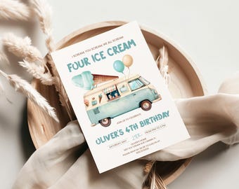 Puede incluir: Un camión de helados azul y blanco con una bola de helado en la parte superior. El camión tiene un letrero que dice "Yo grito, tú gritas, todos gritamos, cuatro helados". La invitación es para el 4º cumpleaños de Oliver.