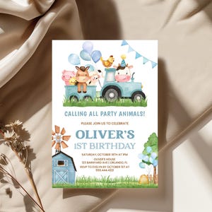 Może przedstawiać: Zaproszenie urodzinowe z niebieskim traktorem przewożącym kreskówkowe zwierzęta gospodarskie. Tekst "CALLING ALL PARTY ANIMALS!" i "OLIVER'S 1ST BIRTHDAY" są wyświetlane. Zawiera datę, godzinę i miejsce.