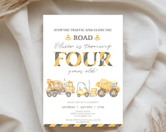 Op de afbeelding: Een rechthoekige verjaardagsuitnodigingskaart met afbeeldingen in een bouwthema. De tekst luidt: STOP THE TRAFFIC AND CLOSE THE ROAD, Oliver is turning FOUR years old! PLEASE JOIN US TO CELEBRATE SATURDAY | JULY 16TH | 2 P.M. Oliver's Home 2488 Construction Ave. Los Angeles, CA Please RSVP to Emma by July 1st 222.888.0000. Het ontwerp bevat geel-zwart gestreepte letters, twee oranje verkeerskegels en illustraties van een betonmixer, een vorkheftruck en een kiepwagen.