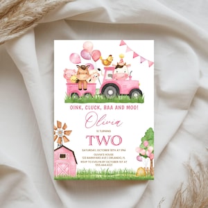 Puede incluir: Una tarjeta de invitación de cumpleaños con un tractor rosa que lleva un cerdo, un caballo, una oveja y un pollo, con globos rosas. El texto dice: OINK, CLUCK, BAA AND MOO! Olivia IS TURNING TWO, SATURDAY, OCTOBER 18TH AT 1PM, OLIVIA'S HOUSE, 123 BARNYARD AVE.