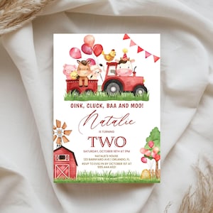 Könnte beinhalten: Eine Geburtstagseinladungskarte mit Aquarell-Bauernhoftieren auf einem roten Traktor mit Anhänger, roten Luftballons, einer Windmühle und einer Scheune. Der Text enthält OINK, CLUCK, BAA AND MOO!, Natalie IS TURNING TWO sowie Veranstaltungsdetails.