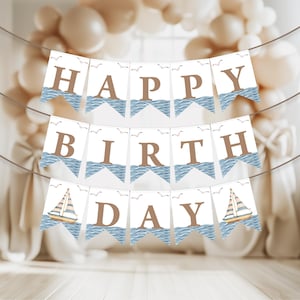 Puede incluir: Una guirnalda de tres niveles con banderines triangulares blancos y letras marrones que forman HAPPY BIRTH DAY. Cada banderín muestra un patrón de olas oceánicas en acuarela azul en la parte inferior y pequeñas gaviotas volando arriba. Incluye dos veleros.