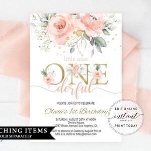 Pu&ograve; includere: Un invito stampabile per un primo compleanno. L'invito presenta un design floreale con fiori rosa e verdi e dettagli dorati. Il testo sull'invito recita "little miss ONE derful" e include i dettagli della festa, come la data, l'ora e il luogo. L'invito include anche il testo "EDIT ONLINE instant DOWNLOAD PRINT TODAY".