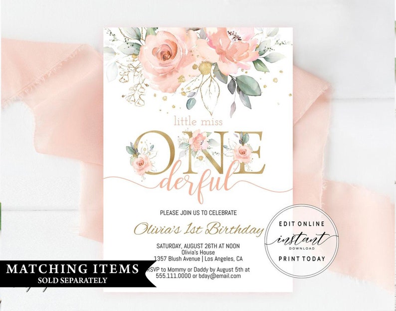 Pu&ograve; includere: Un invito stampabile per un primo compleanno. L'invito presenta un design floreale con fiori rosa e verdi e dettagli dorati. Il testo sull'invito recita "little miss ONE derful" e include i dettagli della festa, come la data, l'ora e il luogo. L'invito include anche il testo "EDIT ONLINE instant DOWNLOAD PRINT TODAY".