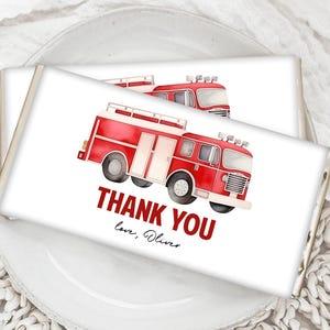 Puede incluir: Etiquetas de agradecimiento de camión de bomberos rojo y blanco con el texto "Gracias" y "Con cariño, Oliver".