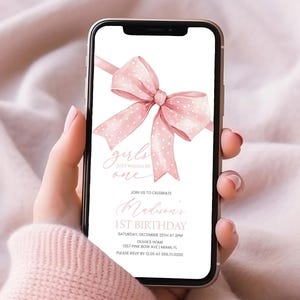 Puede incluir: Un lazo rosa con lunares blancos y una cinta rosa sobre un fondo blanco. El texto "girls just wanna be one" está escrito en cursiva. El texto "Join us to celebrate Melurn's 1st Birthday" está escrito en rosa. El texto "Saturday, December 25th at 2pm" está escrito en negro. El texto "Duvia's Home" está escrito en negro. El texto "1957 Pink Bow Ave, Miami, FL" está escrito en negro. El texto "Please RSVP by 12.05 at 566.10000" está escrito en negro.