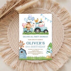 Puede incluir: Una tarjeta de invitación de cumpleaños rectangular con una ilustración en acuarela de un tractor azul claro que transporta un cerdo, un pollito, un caballo y una oveja, con una vaca al volante. El texto dice: CALLING ALL PARTY ANIMALS! OLIVER'S 5TH BIRTHDAY.