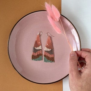 Fringe beaded earrings with mountains print - Trendy colors - Dangly statement seed bead earrings - Mod earrings - Pink orange earrings