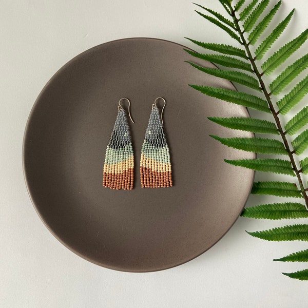 Boucles d’oreilles à franges perlées avec imprimé montagne - Gris brun menthe - Bijoux Boho - Couleurs naturelles - Boho\gypsy\hippie - Cadeau pour elle