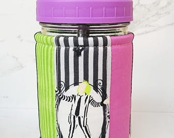 Barattolo Mason a tenuta stagna con Beetlejuice Cozy e cannuccia in acciaio inossidabile; barattolo per caffè freddo; barattolo Boba; barattolo per tè pieno; barattolo per soda sporca; manicotto per caffè
