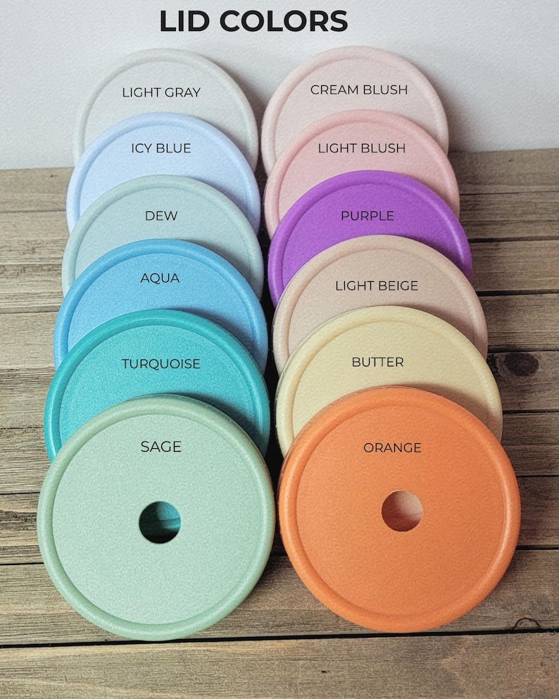 K&ouml;nnte beinhalten: Eine Sammlung von zehn kreisf&ouml;rmigen Deckeln, die in zwei Spalten angeordnet sind und mit LID COLORS beschriftet sind. Die Deckel sind in den Farben Hellgrau, Eisblau, Tau, Aqua, T&uuml;rkis, Salbei, Crem&eacute;-Blush, Hell-Blush, Lila, Hellbeige, Butter und Orange erh&auml;ltlich.