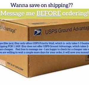 K&ouml;nnte beinhalten: Ein brauner Versandkarton aus Pappe mit dem Aufdruck USPS Ground Advantage an der Seite. Der Karton enth&auml;lt Text&uuml;berlagerungen in gr&uuml;nen und blauen Feldern, die Informationen zu Versandoptionen, Lieferzeiten und der Kontaktaufnahme bieten.