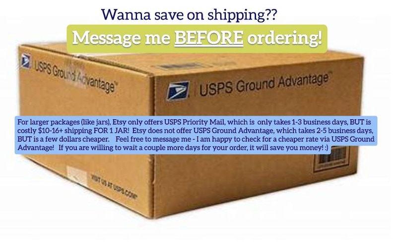 K&ouml;nnte beinhalten: Ein brauner Versandkarton aus Pappe mit dem Aufdruck USPS Ground Advantage an der Seite. Der Karton enth&auml;lt Text&uuml;berlagerungen in gr&uuml;nen und blauen Feldern, die Informationen zu Versandoptionen, Lieferzeiten und der Kontaktaufnahme bieten.