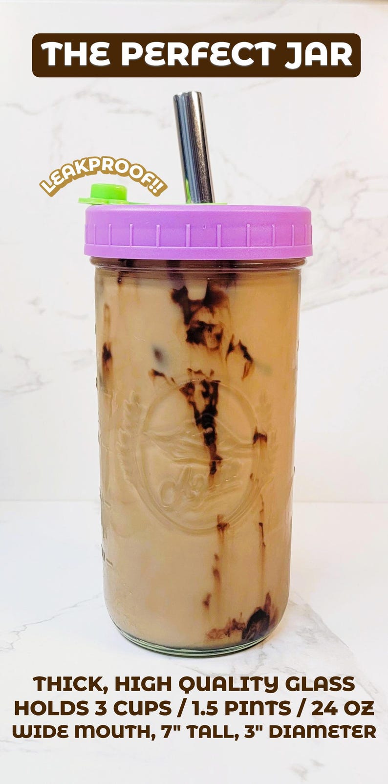K&ouml;nnte beinhalten: Ein klares Glasgef&auml;&szlig; gef&uuml;llt mit beiger Fl&uuml;ssigkeit und dunkelbraunen Wirbeln, mit violettem Deckel, Metallstrohhalm und gr&uuml;nem Verschluss. Text: THE PERFECT JAR, LEAKPROOF!!, THICK, HIGH QUALITY GLASS, 710 ML, 18 CM H&Ouml;HE, 8 CM DURCHMESSER.