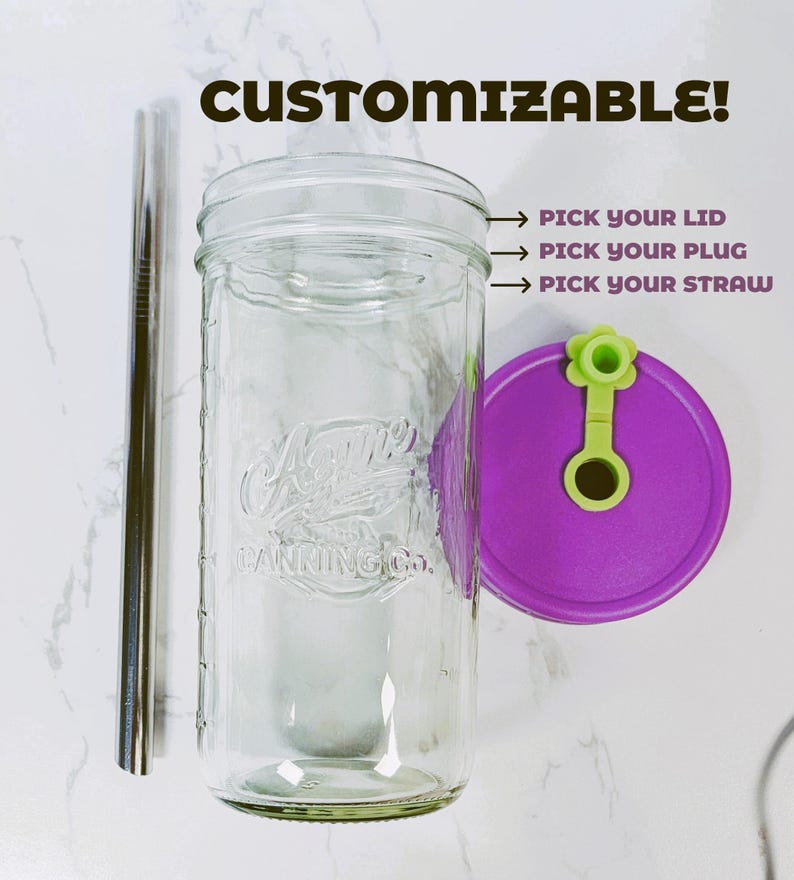 K&ouml;nnte beinhalten: Ein klares Einmachglas aus Glas mit einem Metallstrohhalm und einem violetten Deckel mit einem hellgr&uuml;nen blumenf&ouml;rmigen Verschluss. Der Text CUSTOMIZABLE! ist zu sehen, mit Pfeilen zu den Beschriftungen PICK YOUR LID, PICK YOUR PLUG und PICK YOUR STRAW.