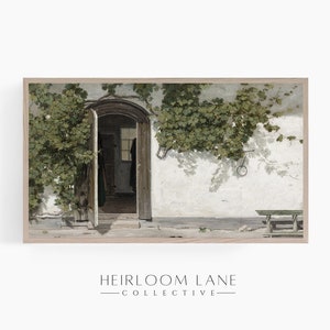 Puede incluir: Una pintura vintage de un edificio blanco con una puerta de madera y una vid que crece sobre la pared. La puerta está abierta y se puede ver un vistazo de una habitación en el interior. Hay un banco en primer plano.