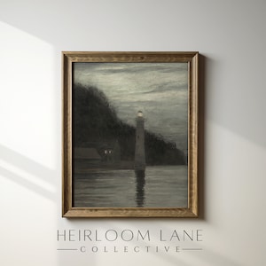 Puede incluir: Una pintura enmarcada de un faro en un mar oscuro y tormentoso. El faro está encendido y el agua está agitada. La pintura está en una paleta de colores oscuros y apagados.