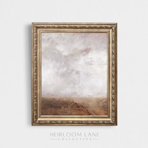Pode incluir: Uma pintura emoldurada que retrata uma paisagem com um céu nublado e um campo marrom em primeiro plano. A moldura é dourada e tem um design decorativo.