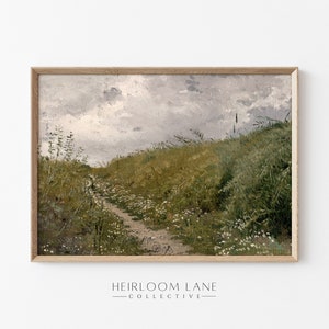 Puede incluir: Una pintura enmarcada de un paisaje con un camino de tierra que conduce a través de un campo de hierba alta y flores silvestres bajo un cielo nublado.