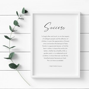 Puede incluir: Un marco blanco con la palabra "Success" en escritura cursiva. El fondo blanco contiene una cita de Ralph Waldo Emerson. Una rama de hojas verdes es visible.