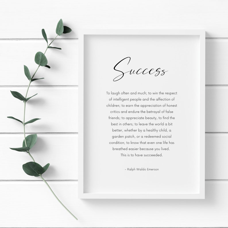 Puede incluir: Un marco blanco con la palabra "Success" en escritura cursiva. El fondo blanco contiene una cita de Ralph Waldo Emerson. Una rama de hojas verdes es visible.