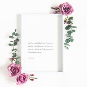 Puede incluir: Un marco blanco con un poema de P.B. Shelley, adornado con rosas moradas y hojas de eucalipto. El texto del poema es visible. La imagen tiene un tema romántico y floral, ideal para la decoración del hogar.