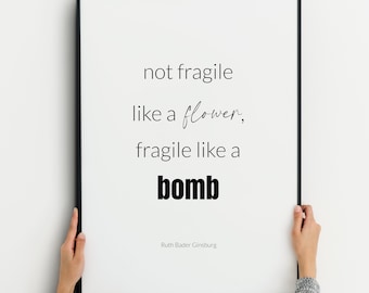 Inte bräckligt liv En blomma, bräcklig som en bomb - Tryck | Ruth Bader Ginsburgs feministiska citat | Inspirerande väggkonst | Poster | OUNI RAM