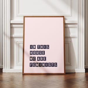 Dans cette maison, nous sommes féministes Imprimer | Art mural autonomiser les femmes | Décoration d'intérieur féministe | cadeau pour elle | Affiche typographique | SANS CADRE