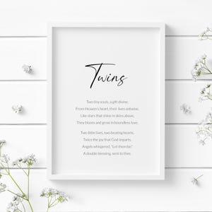 Puede incluir: Una impresión de arte imprimible en blanco y negro con un poema sobre gemelos. El poema dice: "Dos almas diminutas, un regalo divino, Del corazón del Cielo, sus vidas se entrelazan. Como estrellas que brillan en los cielos de arriba, Florecen y crecen en un amor sin límites. Dos pequeñas vidas, dos corazones que laten, El doble de la alegría que Dios imparte. Los ángeles susurraron: 'Que sean.' Una doble bendición, enviada a ti."