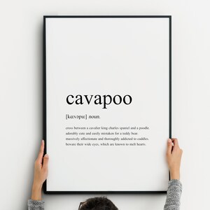 Könnte beinhalten: Schwarzweißes druckbares Wandbild mit der Definition des Wortes "Cavapoo". Die Definition beschreibt einen Cavapoo als Kreuzung zwischen einem Cavalier King Charles Spaniel und einem Pudel und sagt, dass sie bezaubernd süß sind, leicht mit einem Teddybären verwechselt werden und dafür bekannt sind, Herzen zu schmelzen.