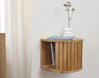 Nachttisch mit Bogen, Nachttisch aus geriffeltem Holz, modernes schwebendes Regal, Nachttisch aus Natureiche, minimalistischer Stil. Scandi-Design.