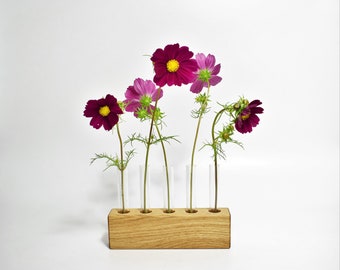 Jarrón minimalista de madera de roble con tubos de ensayo de vidrio