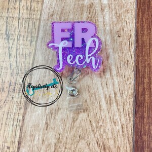 Op de afbeelding: Paarse glitterhars badgehouder met een wit "ER Tech" ontwerp. De badgehouder heeft een transparante, intrekbare plastic reel.