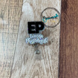 Pode incluir: Um porta-crach&aacute; de glitter prateado com um logotipo "EP" preto e branco e o texto "Exercise Physiologist".