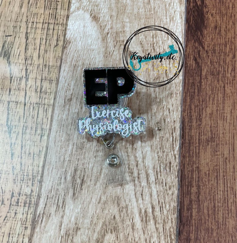 Pode incluir: Um porta-crach&aacute; de glitter prateado com um logotipo "EP" preto e branco e o texto "Exercise Physiologist".