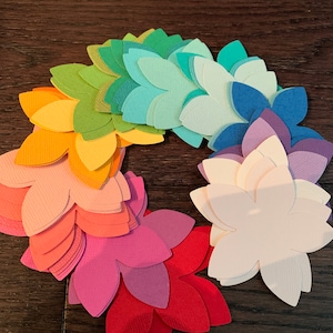Card stock paper flowers, assorted colours - set of 75 画像 1