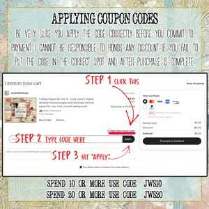 Pu&ograve; includere: Un'immagine digitale che mostra le istruzioni su come applicare i codici coupon per un acquisto su Etsy. L'immagine mostra uno screenshot di un elenco di prodotti con un prezzo di 4,45 &euro; e un pulsante che dice "Applica i codici coupon del negozio". L'immagine include anche testo che dice "Spendere 10 &euro; o pi&ugrave;, usa il codice JWS10" e "Spendere 20 &euro; o pi&ugrave;, usa il codice JWS20".