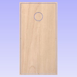 Può includere: Un tabellone da cornhole in legno di colore chiaro con un foro circolare vicino alla parte superiore. Il tabellone ha una forma rettangolare con un bordo sottile ed è posto su uno sfondo azzurro.