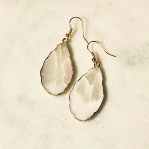 Pendientes de oro de piedra de resina blanca ~ joyería de moda ~ regalo de joyería amiga de las mujeres
