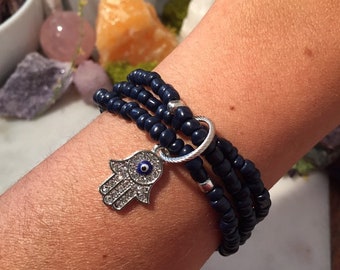 Azul marino blanco perla vidrio Beaded hamsa evil eye charm brazalete ~ ojo turco ~ joyería de intención ~ pulsera de protección ~ joyería espiritual