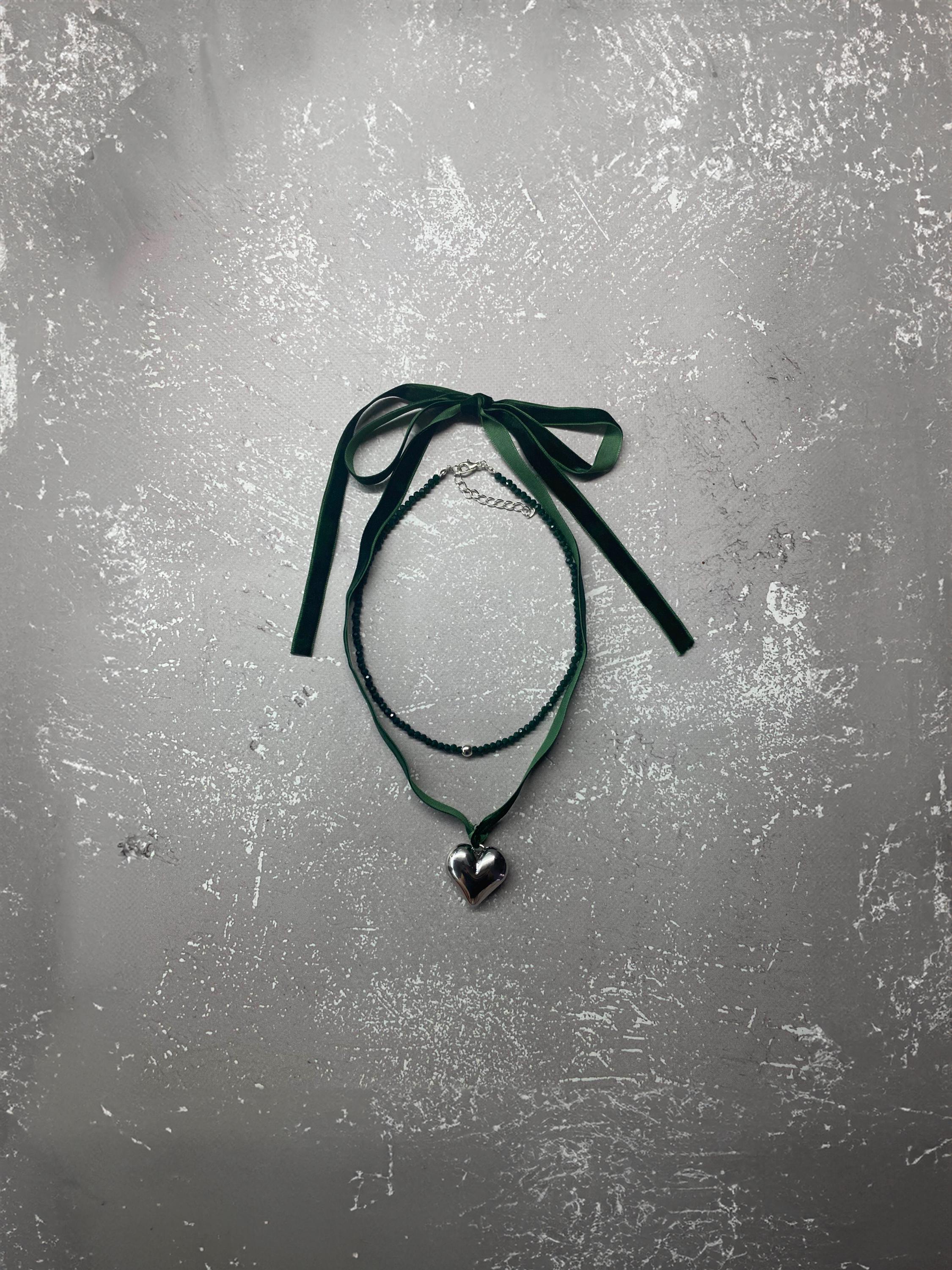 Collana girocollo con ciondolo a forma di cuore in velluto nero